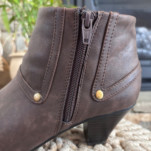 Life Stride Women's SZ 7.5 Brown Ankle Boots Active Arch Side Zip Closure - Picture 2 of 16